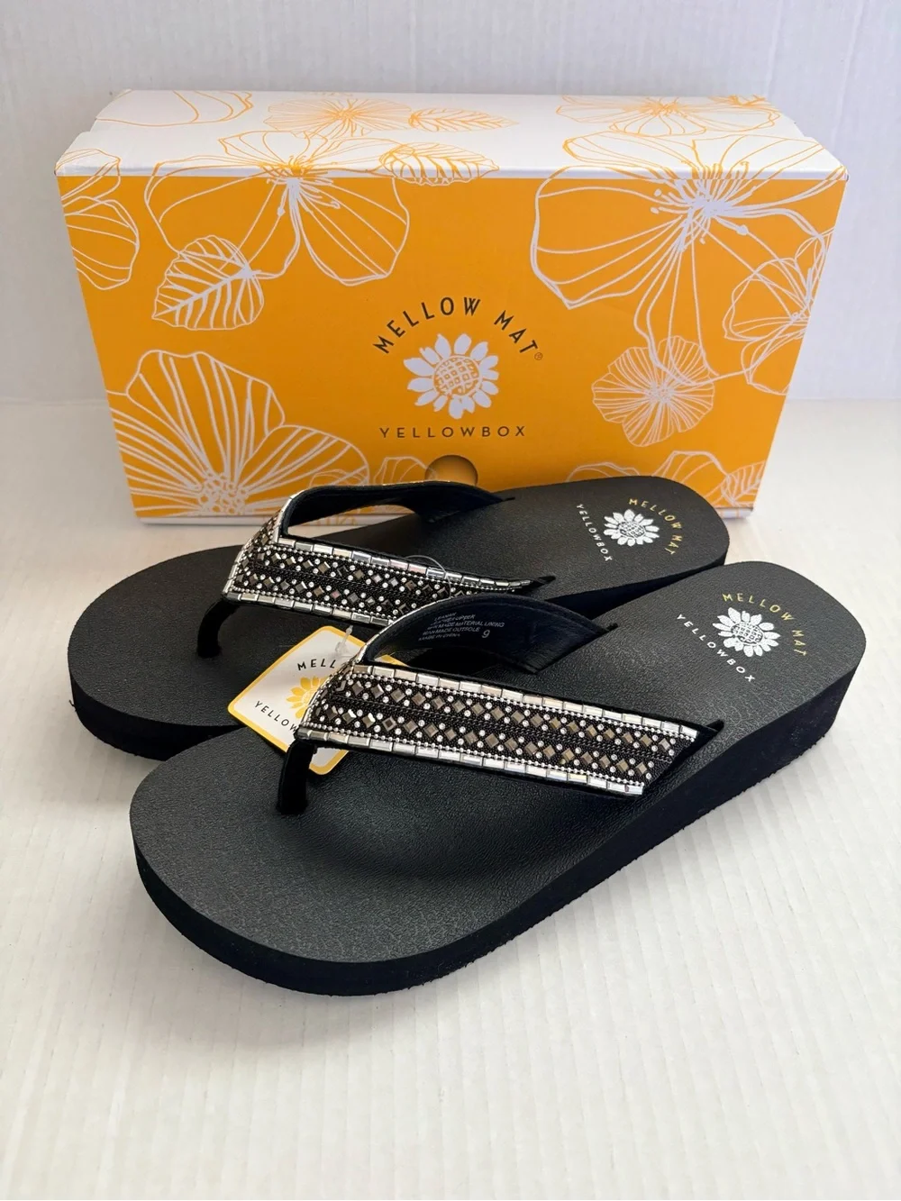 Yellow Box Mellow Mat Women’s Black Embellished Wedge Flip Flops Sz 9 - Picture 2 of 12